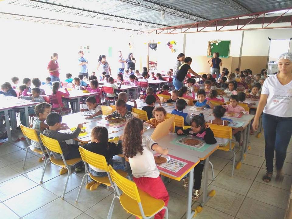 Entrega do kit de apoio alimentar realizado pela Secretaria Municipal de Educação